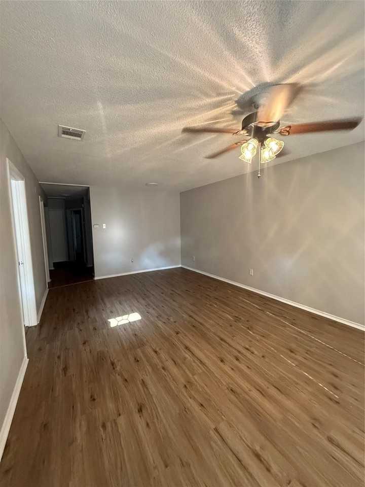 304 E Hickory St #B - Photo 2 of 11