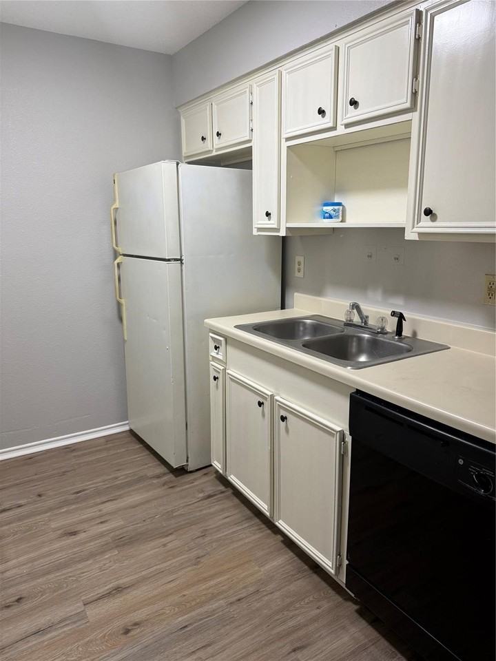 304 E Hickory St #B - Photo 4 of 11