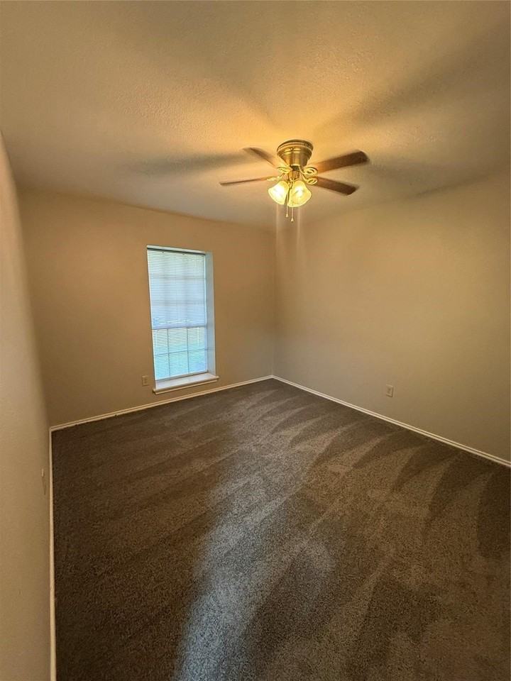 304 E Hickory St #B - Photo 7 of 11