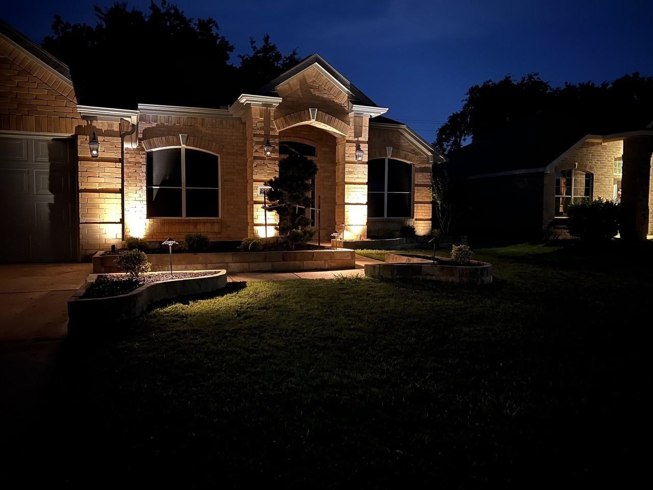 2204 Windcastle Dr - Photo 4 of 38