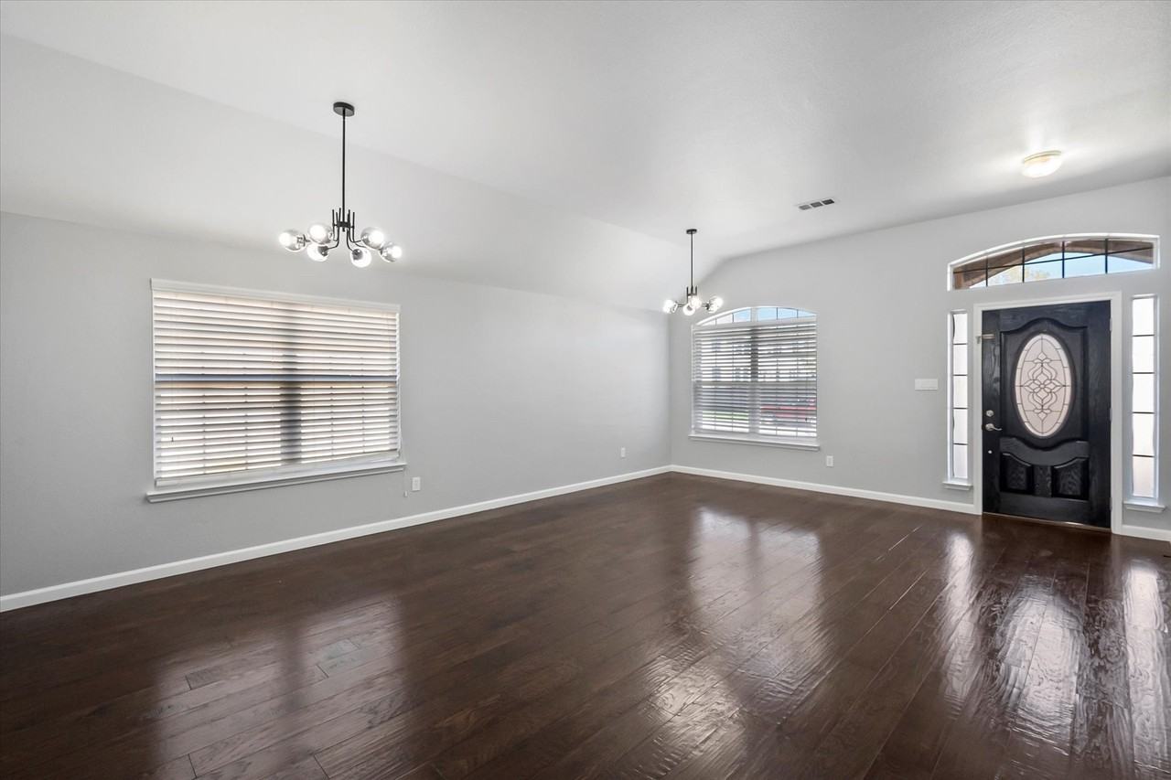 2204 Windcastle Dr - Photo 5 of 38