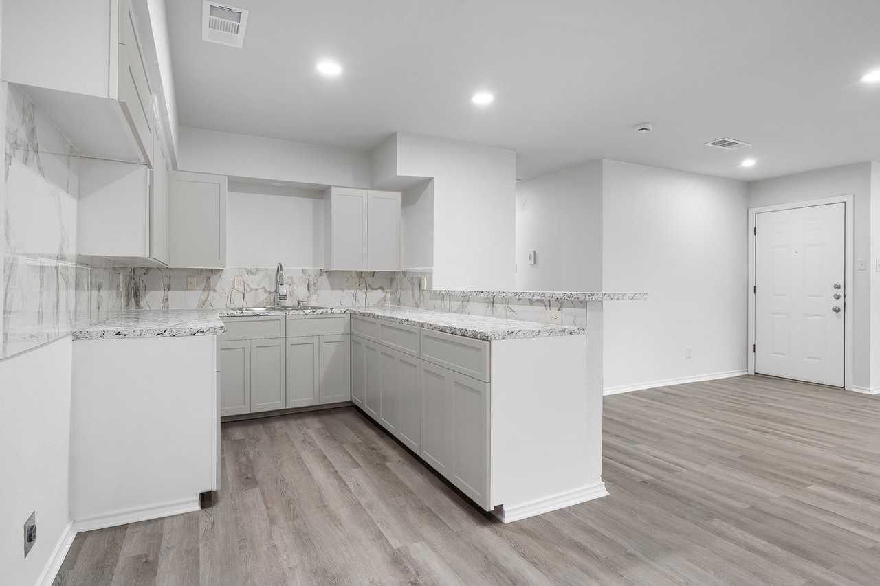 726 Skyline Dr - Photo 4 of 14