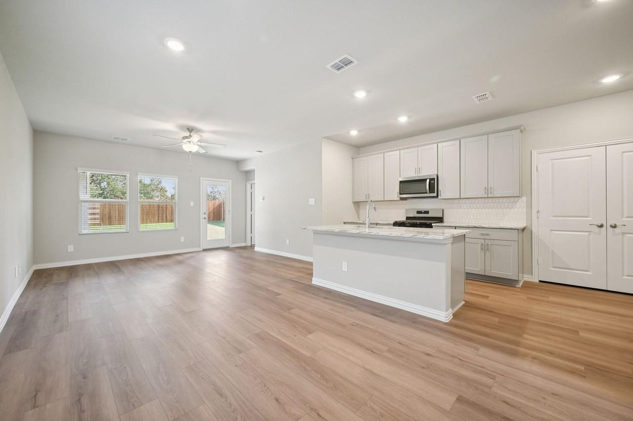 1412 Bridgestone Dr - Photo 2 of 27