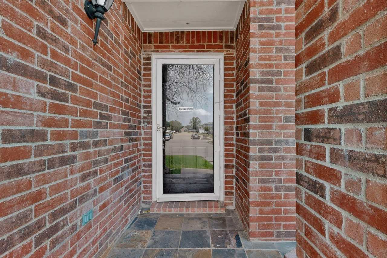 2216 Chestnut Dr - Photo 4 of 39