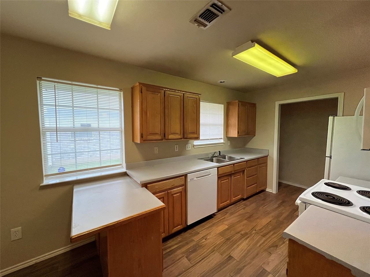 1811 Park Pl - Photo 4 of 14