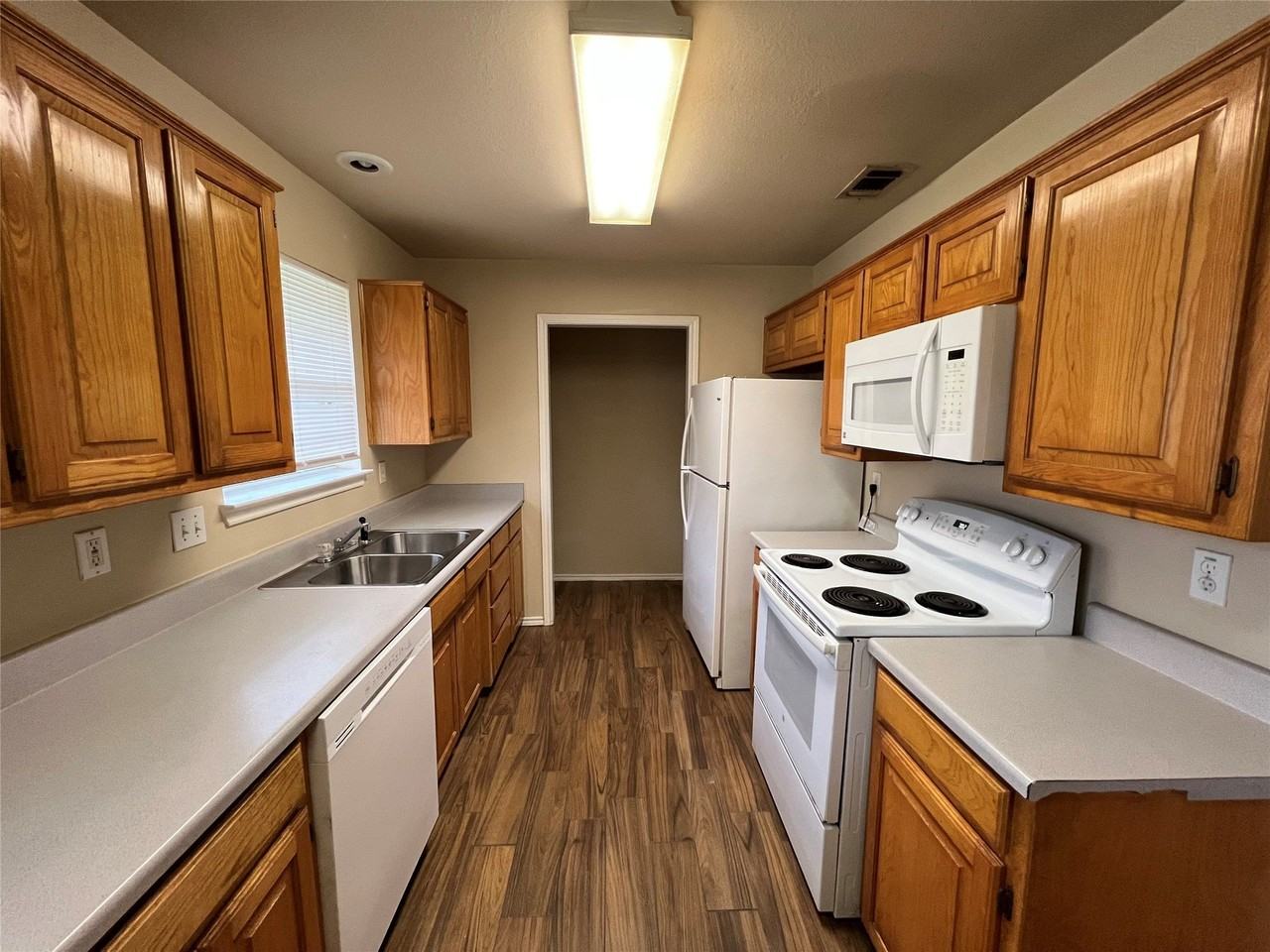 1811 Park Pl - Photo 5 of 14