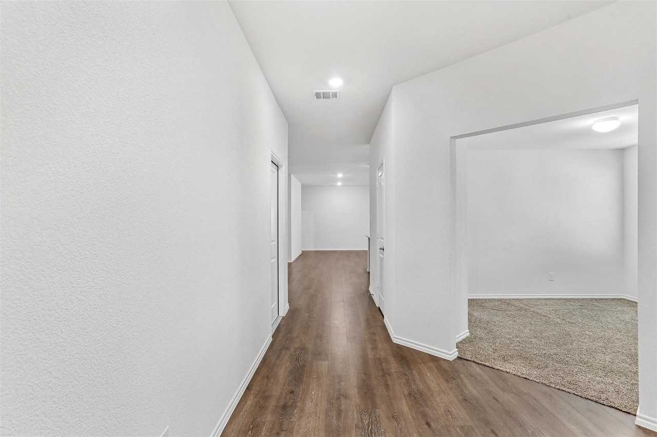 3234 Hawkins Dr - Photo 4 of 20