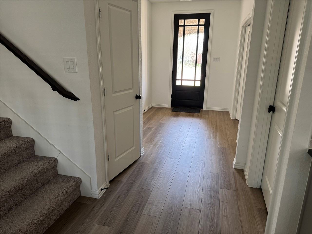 1633 Glacier Dr - Photo 2 of 8
