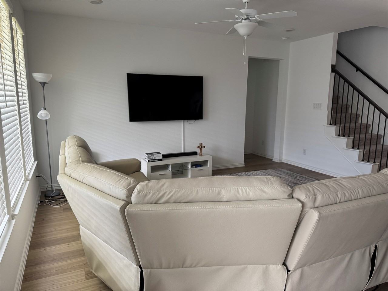 1633 Glacier Dr - Photo 3 of 8