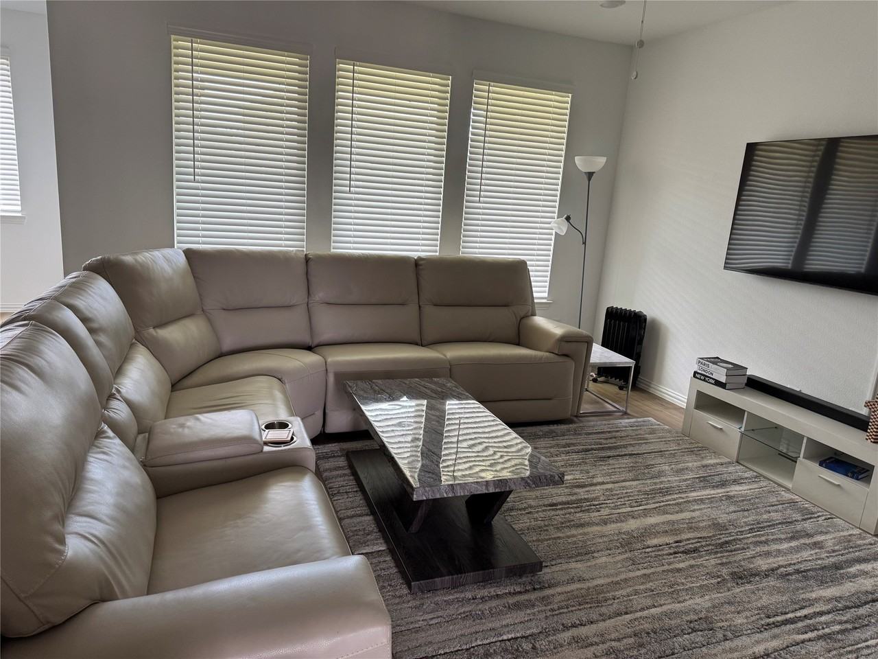 1633 Glacier Dr - Photo 4 of 8