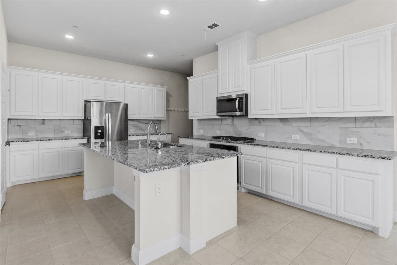 4941 Shore Crest Dr - Photo 7 of 30