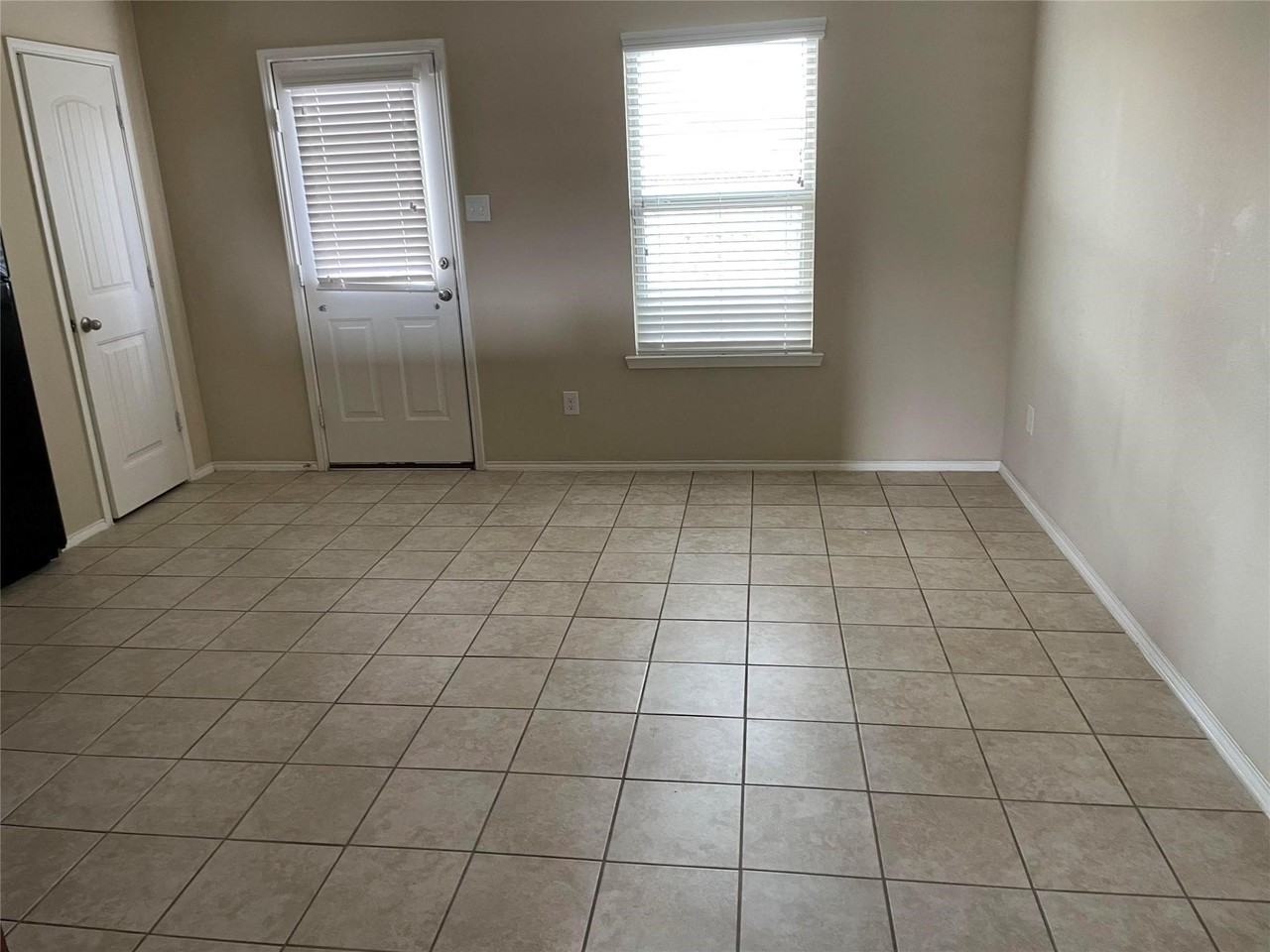 2406 Fall Ct - Photo 3 of 9