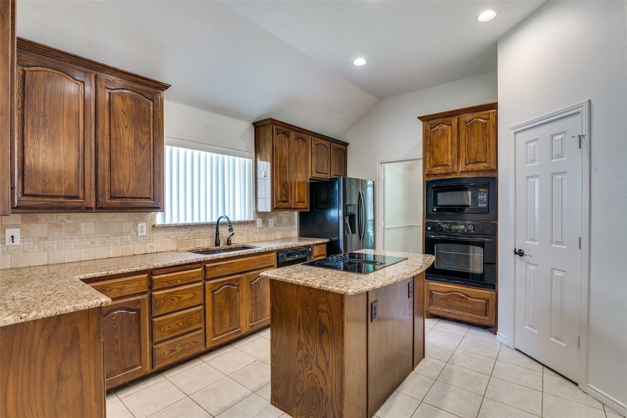 313 Bricknell Dr - Photo 6 of 15