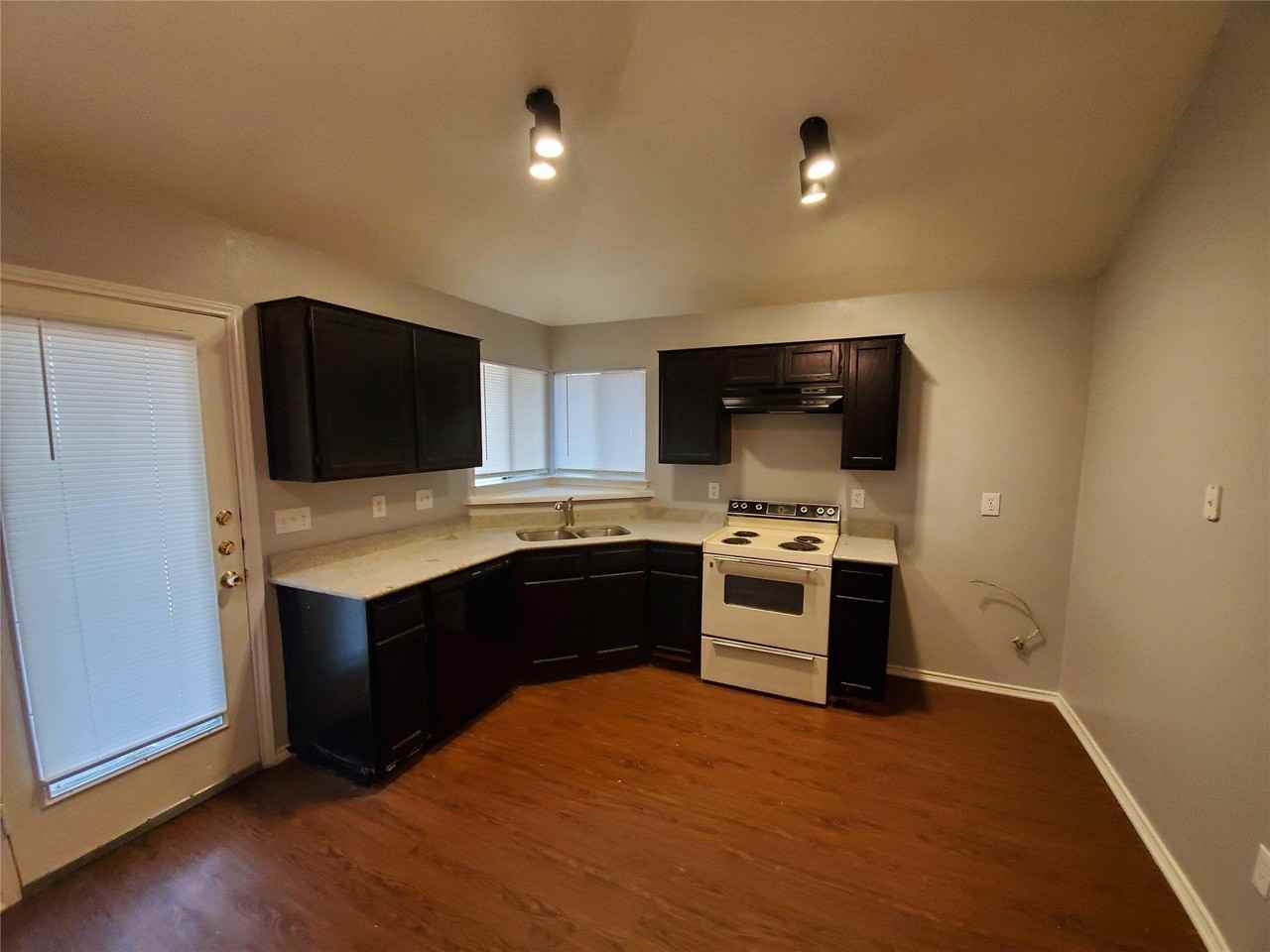 10212 Hillhouse Ln - Photo 4 of 8