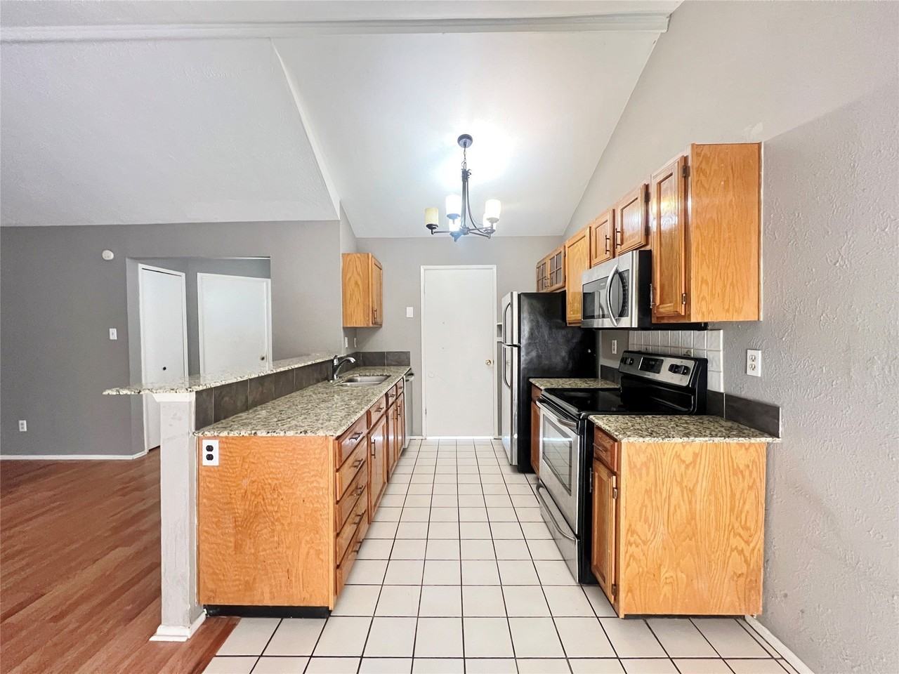 6011 Dooley Dr - Photo 3 of 10