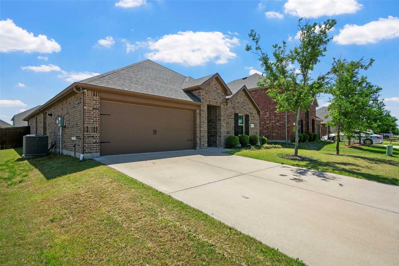 507 Saddle Club Way - Photo 2 of 37