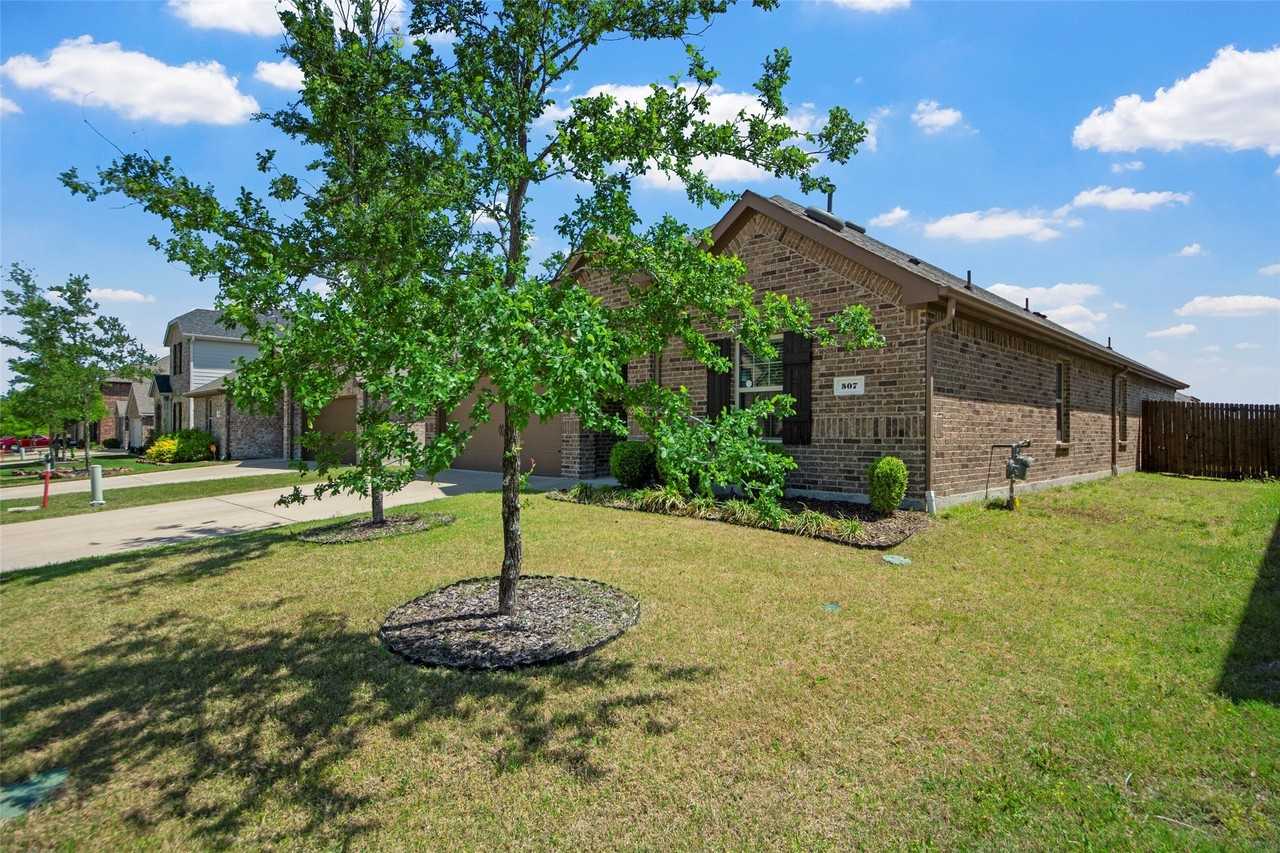 507 Saddle Club Way - Photo 3 of 37
