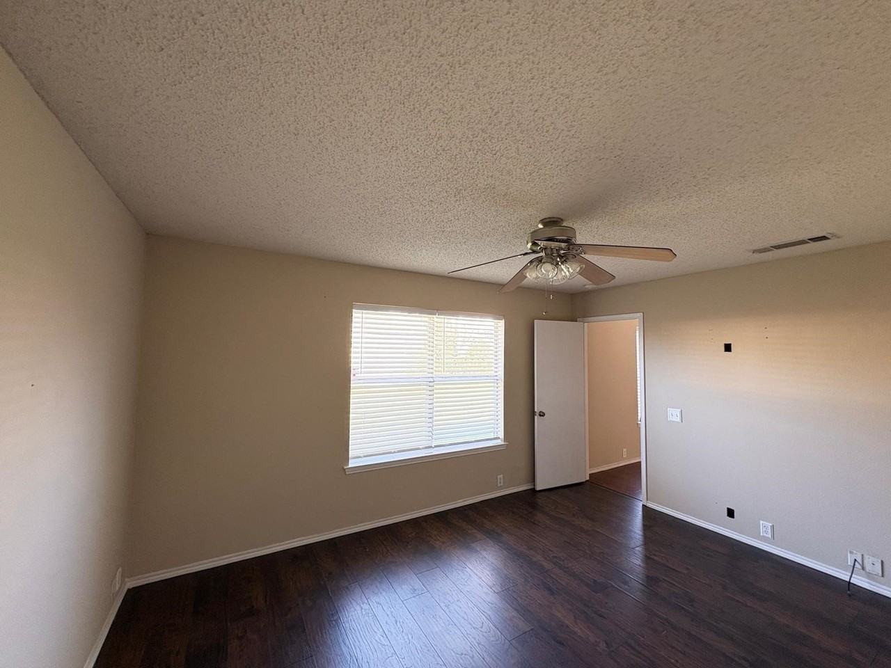204 Lochwood Dr - Photo 5 of 14