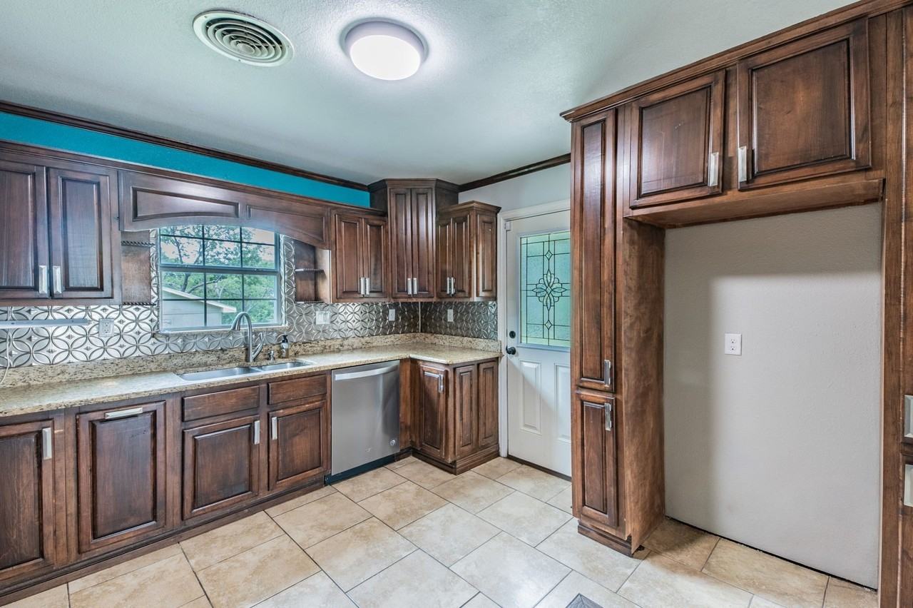 7824 Davenport Ave - Photo 6 of 26