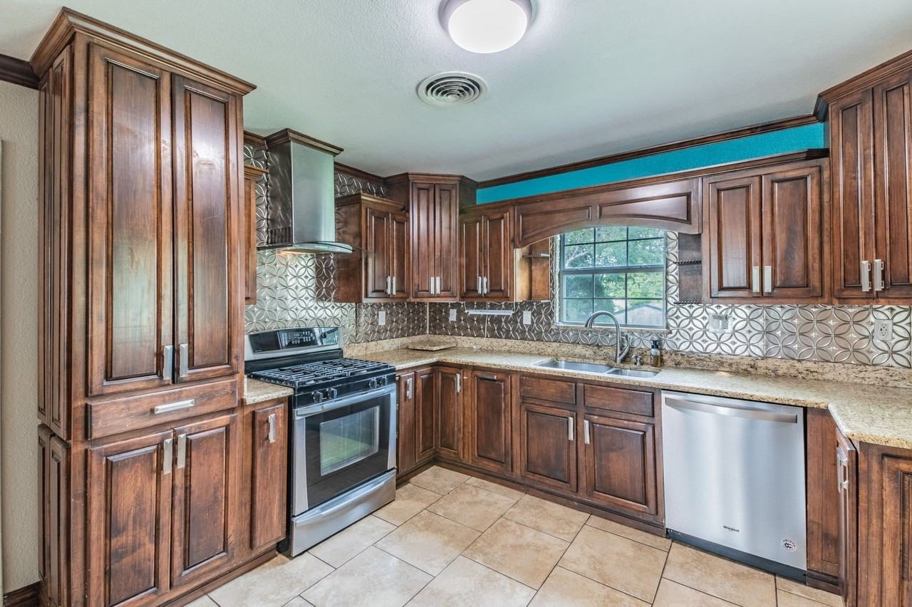 7824 Davenport Ave - Photo 7 of 26