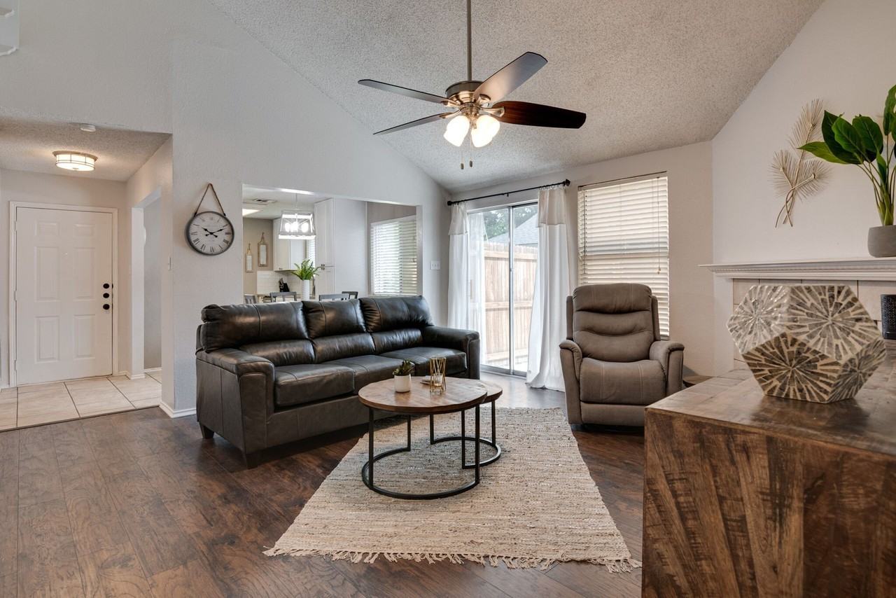 6713 Windwillow Dr - Photo 3 of 34
