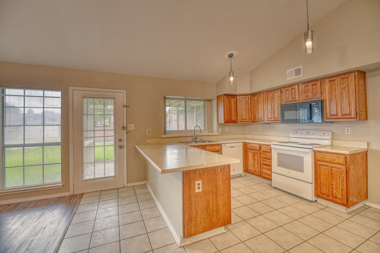 9314 Shipman St - Photo 6 of 30