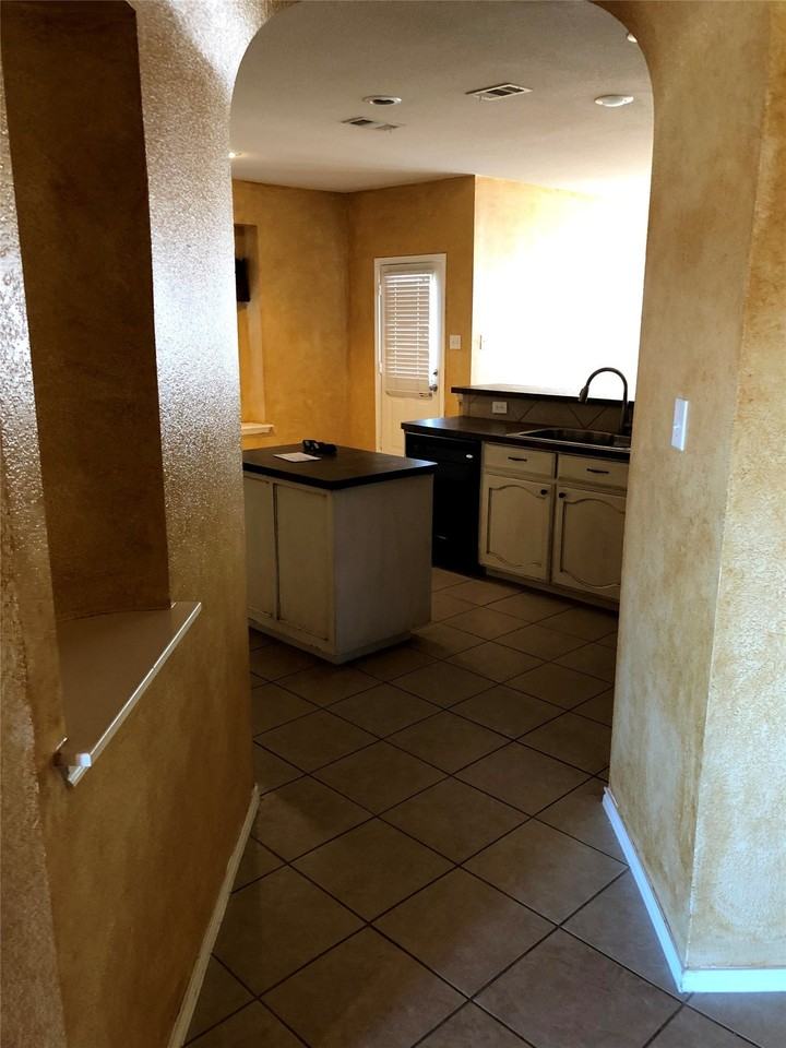 4016 Petersburg Dr - Photo 4 of 20