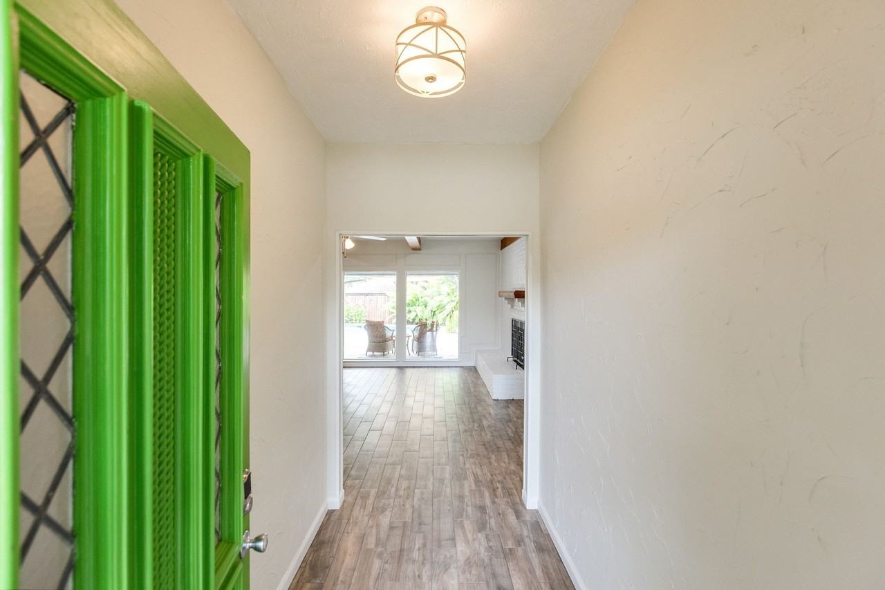 425 Provincetown Ln - Photo 4 of 38