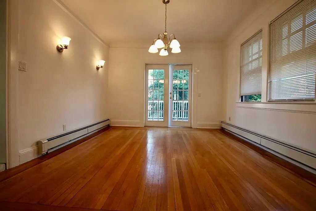 1522 Dwight Pl - Photo 5 of 15