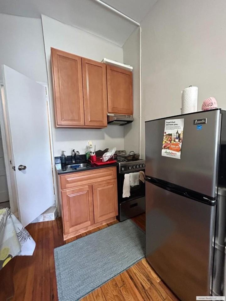 318 W 106th St - Photo 5 of 10
