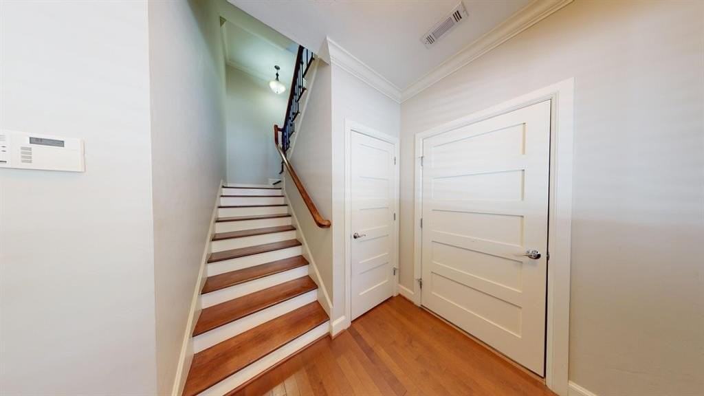 205 N Geary Ave - Photo 5 of 29