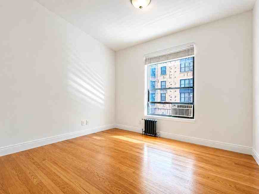 241 Ocean Pkwy - Photo 4 of 10