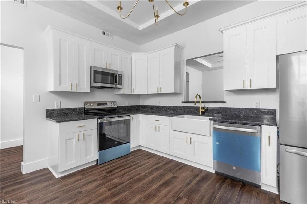 410 W 29th St - Photo 3 of 40