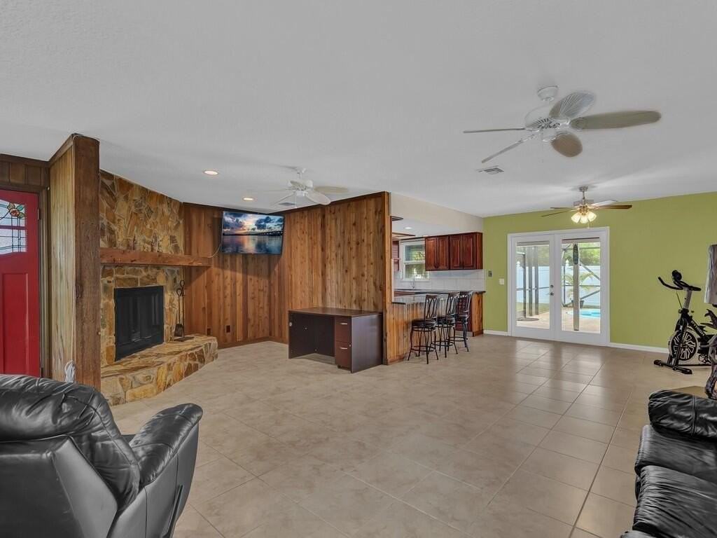 725 4th Ave Sw - Photo 4 of 24