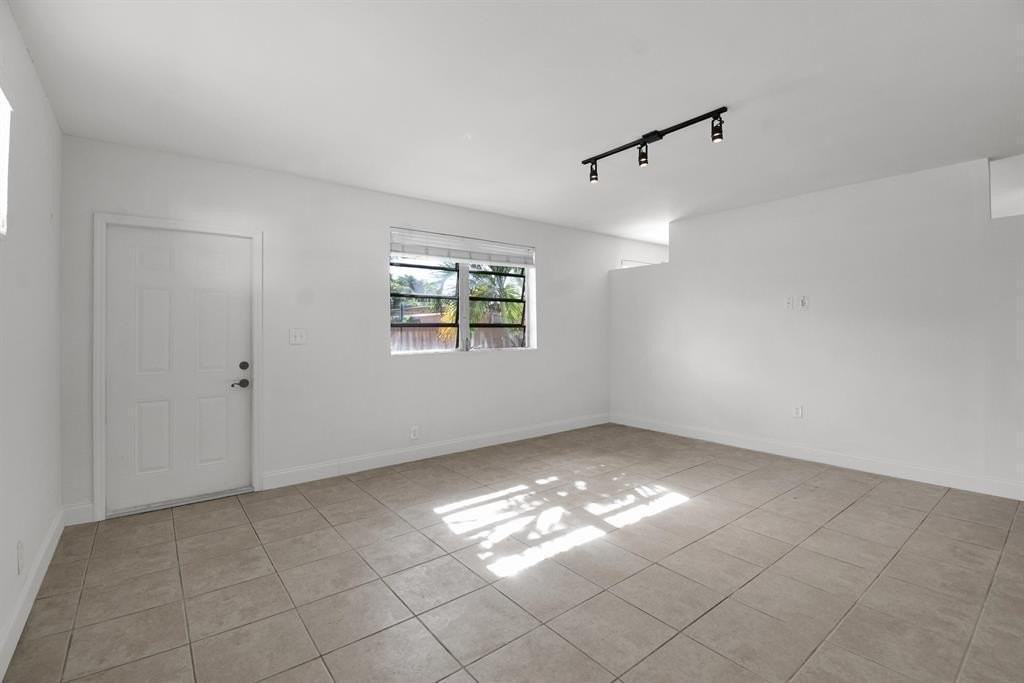 1116 S 17th Ave - Photo 5 of 12