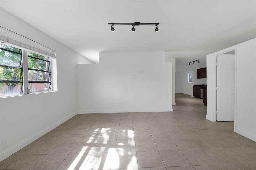 1116 S 17th Ave - Photo 7 of 12