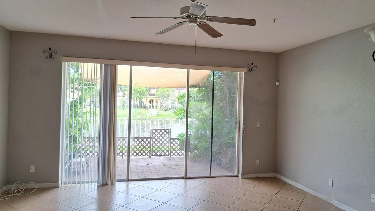 862 Pipers Cay Dr - Photo 2 of 9