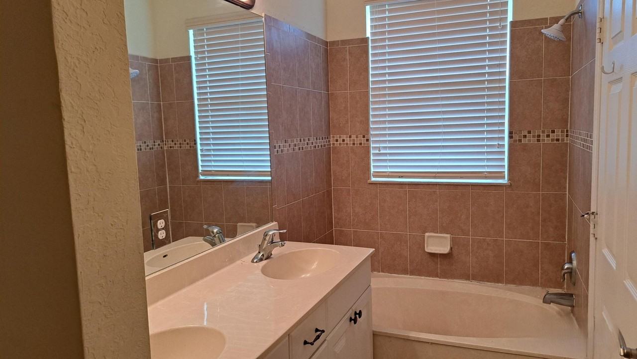 862 Pipers Cay Dr - Photo 5 of 9