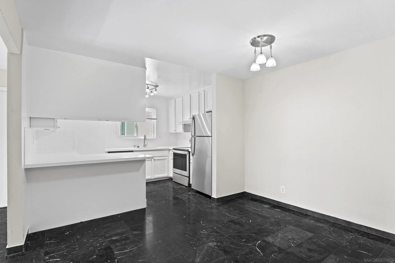 512 Sandalwood Pl #7 - Photo 3 of 30
