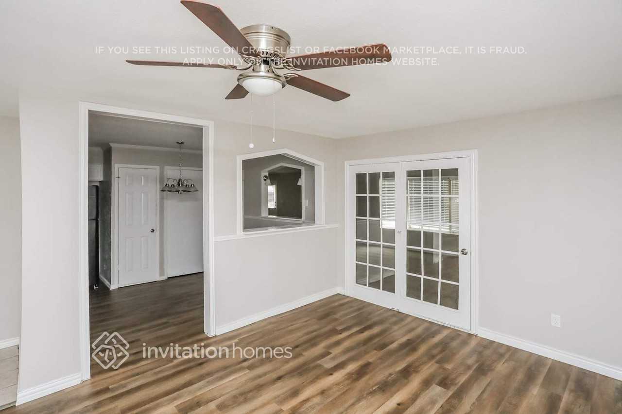 1613 Willowbrook St - Photo 3 of 16