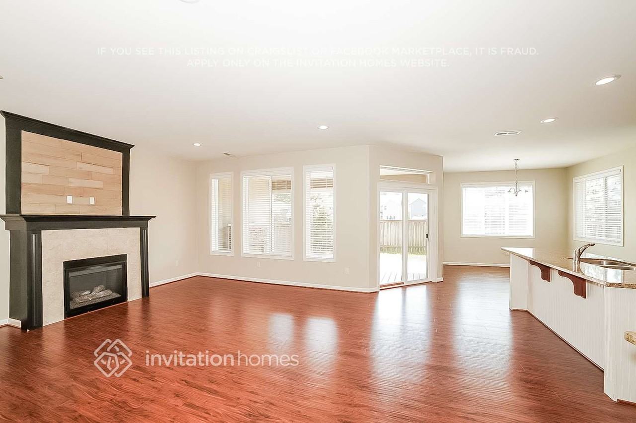 8114 164th St E - Photo 4 of 19