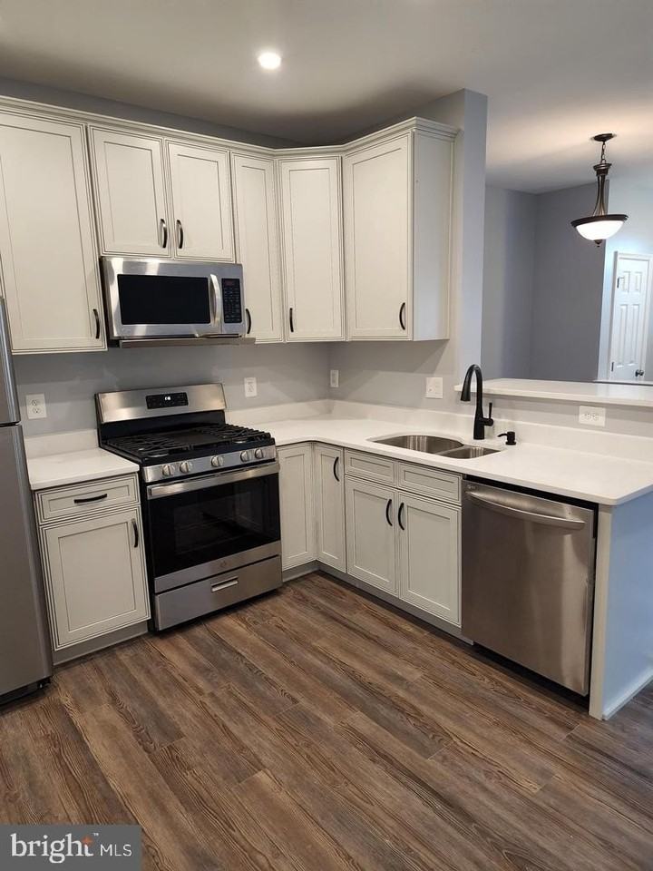 832 Estuary Dr - Photo 2 of 16