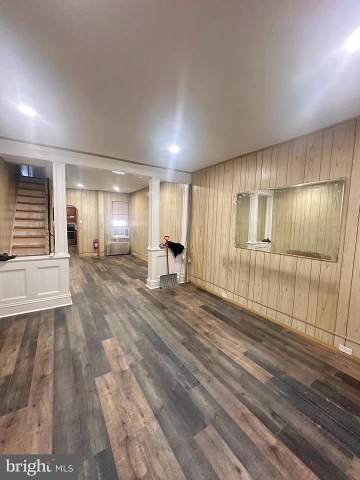 247 Morris Ave - Photo 3 of 17