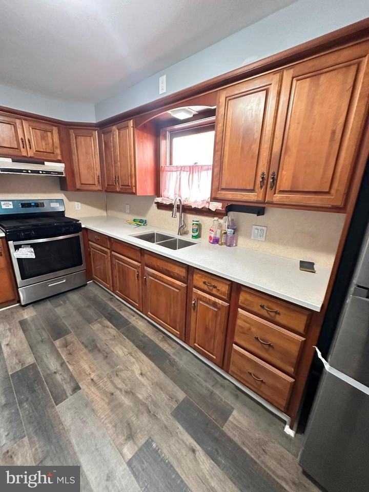 247 Morris Ave - Photo 6 of 17