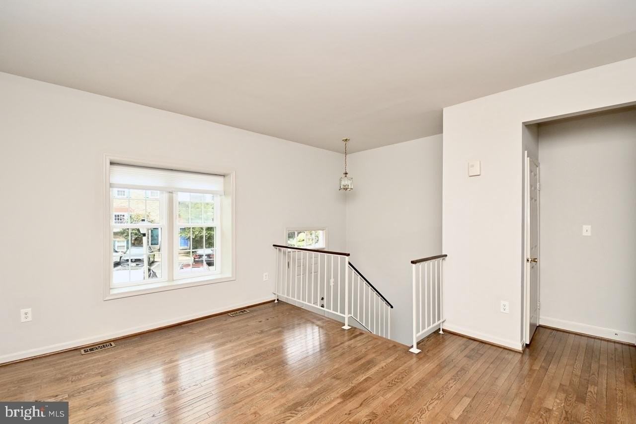 3804 Brighton Ct - Photo 4 of 33
