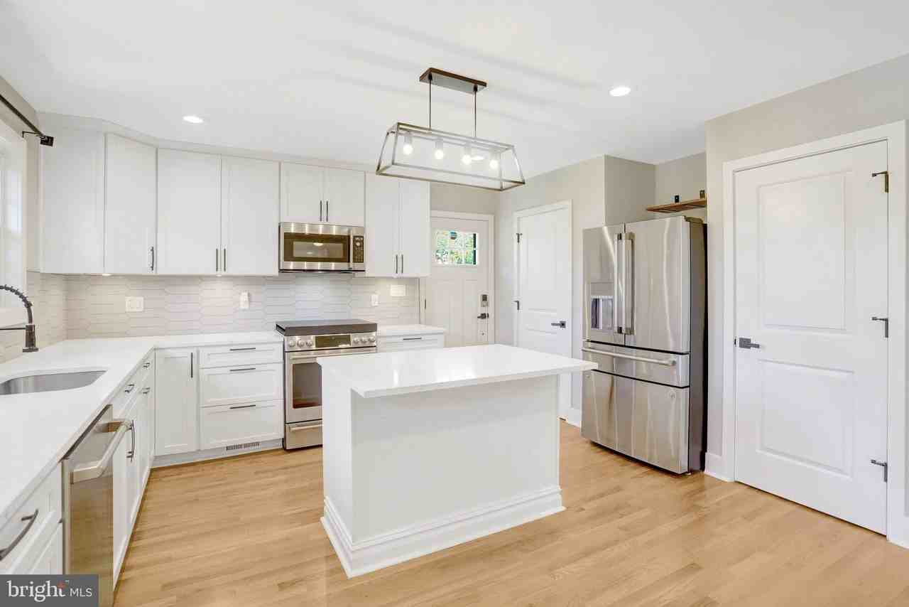 4519 Holmes Run Pkwy - Photo 7 of 38