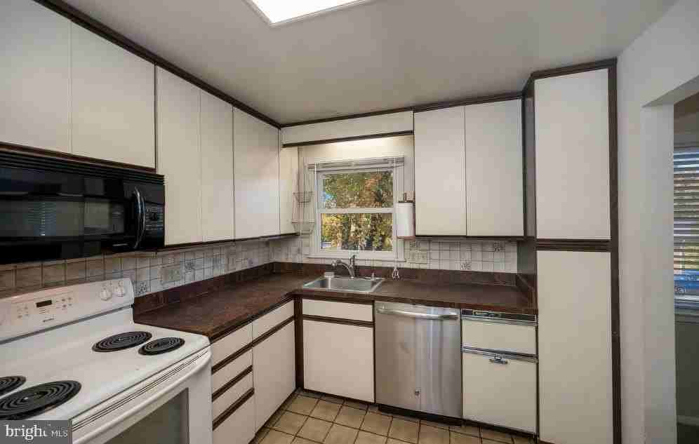 6507 Byron Ave - Photo 3 of 8