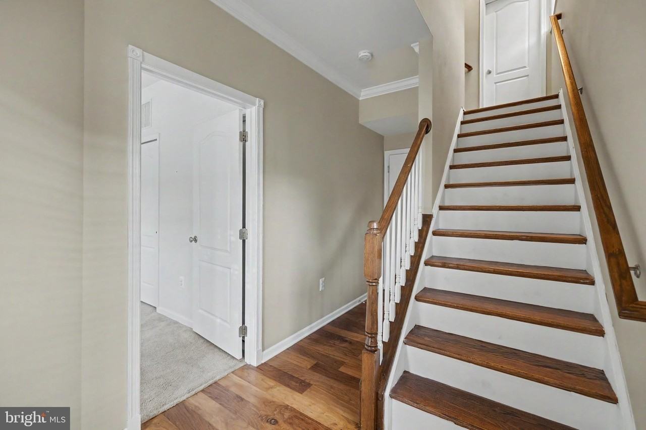 23108 Sunbury St - Photo 4 of 34