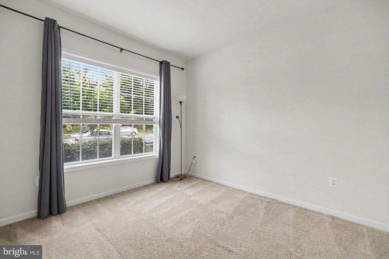 23108 Sunbury St - Photo 5 of 34