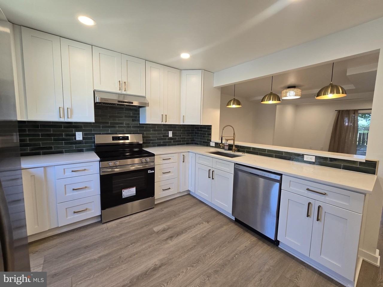 8760 Stoneridge Dr - Photo 4 of 17